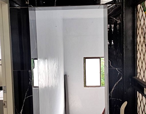 學校正門口公車站口全新裝潢採光大套房 - Image 1