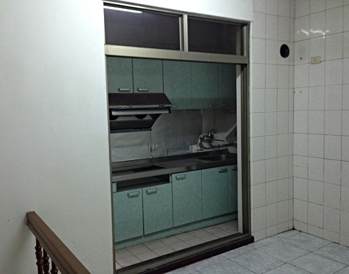 澄觀路透天金店面-臨大馬路開店、住家皆可 - Image 4