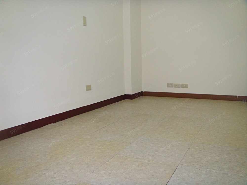 客廳極為寬敞,傢俱好擺設