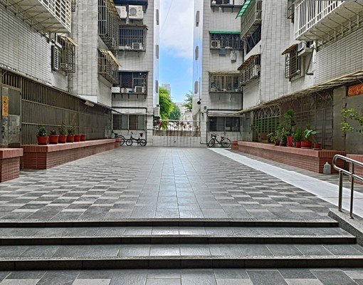 松信路忠孝東路口含家具 - Image 1