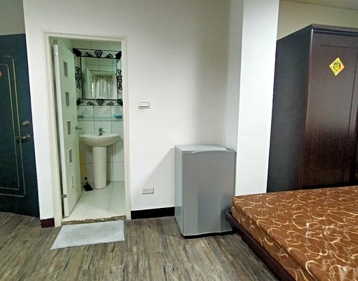 中正麥當勞二樓套房7坪8800元傢電全 - Image 3