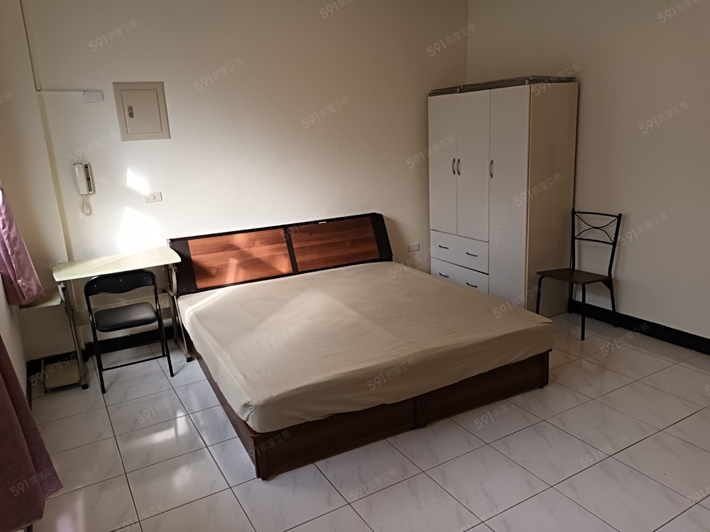 主臥室6x6.2加大床鋪