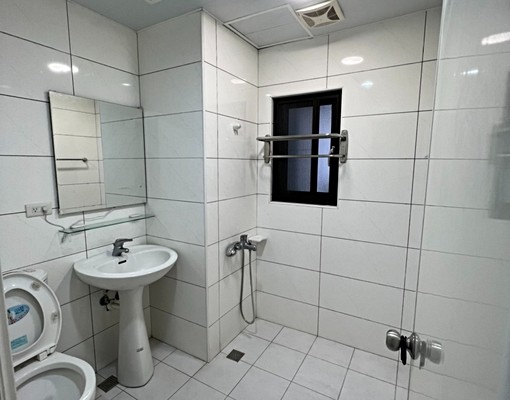 屋主自租免仲介費✨中園國小正對面✨精裝兩房✨含車露臺戶✨ - Image 6