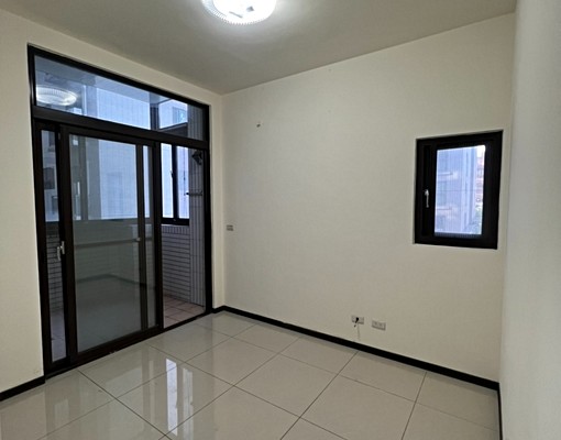 屋主自租免仲介費✨中園國小正對面✨精裝兩房✨含車露臺戶✨ - Image 7