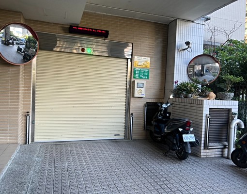 屋主自租免仲介費✨中園國小正對面✨精裝兩房✨含車露臺戶✨ - Image 12