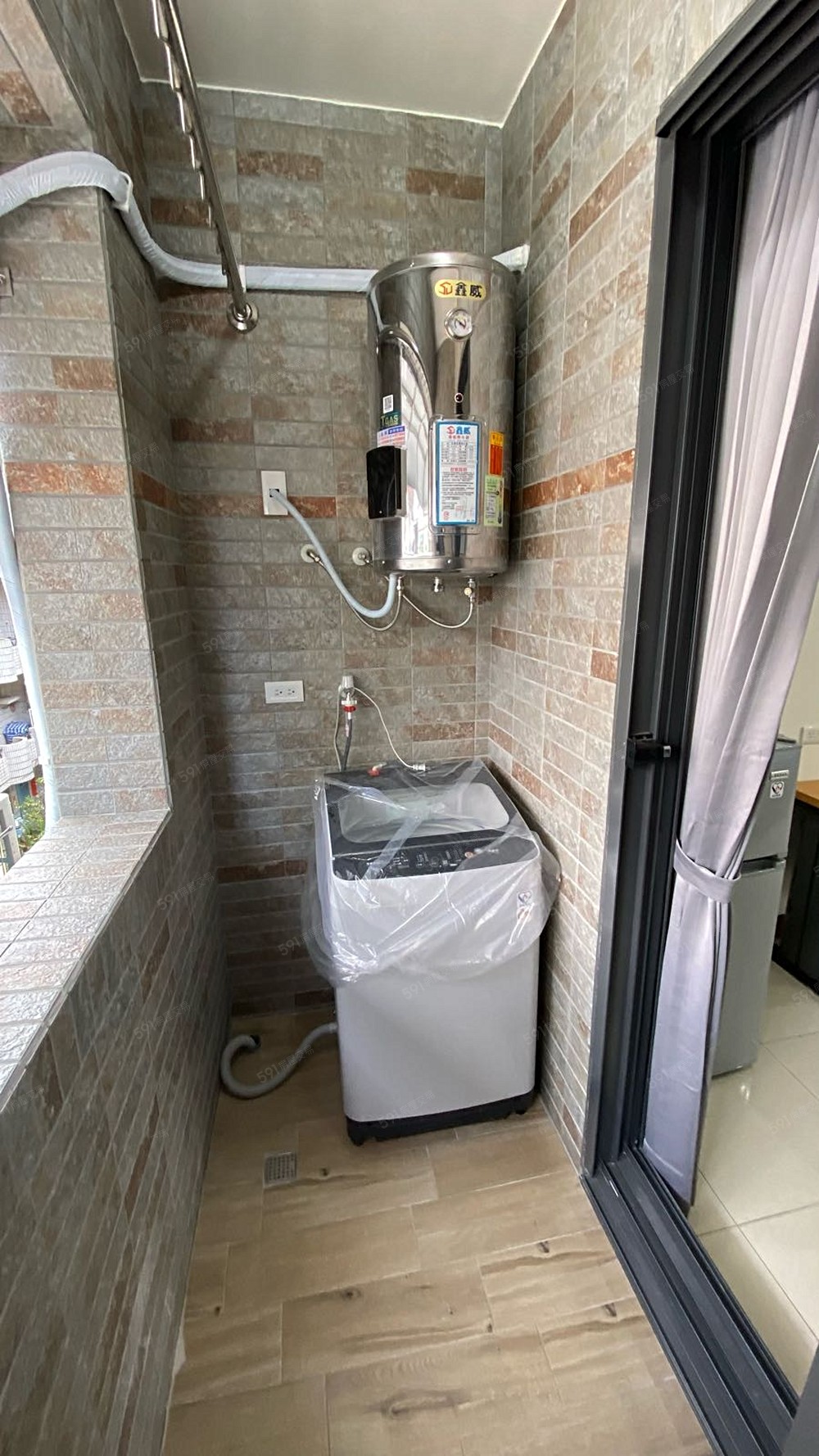 有洗衣機在陽台上