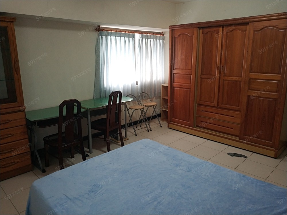 房間書桌、床、衣櫃