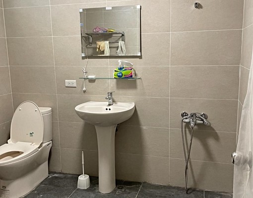 近火車站生活機能佳,2樓低樓層,套雅房,限女性! - Image 2