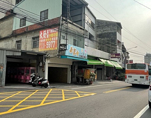 角間吃市店面近朝陽美聯社公車站人潮興旺 - Image 2