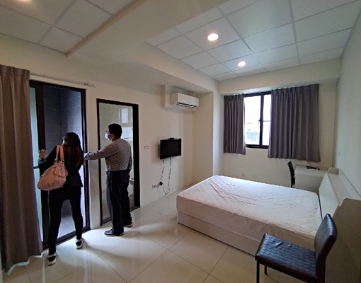 租市區近遠百電梯套房/有私人陽台洗衣機 - Image 2