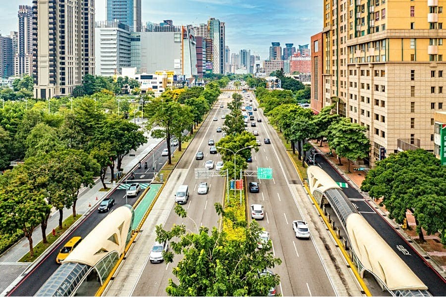 藍線捷運穿越台灣大道。