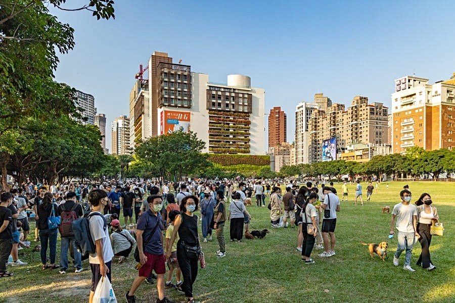 市民廣場距離建案並不遠。