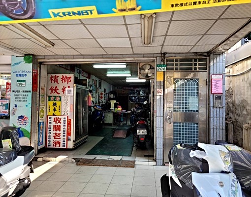 樓下即公車站牌，限女生 - Image 10