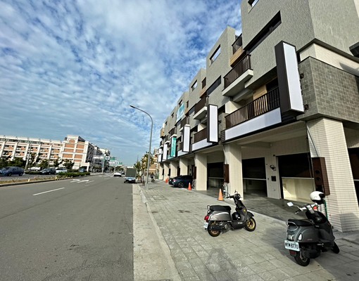 👍五權南路整棟店面住家|三套房|有電梯有空地 - Image 1