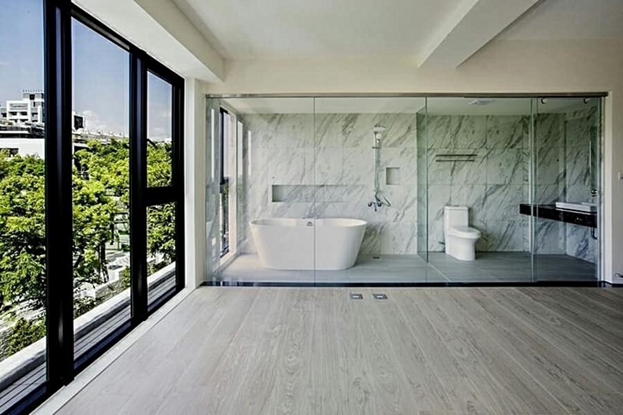 全透明的衛浴，配獨立大浴缸