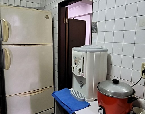 有租屋輔助.大廚房可開伙.機車可停室內.房間有窗戶沙發 - Image 10