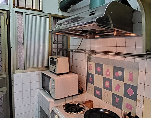 有租屋輔助.大廚房可開伙.機車可停室內.房間有窗戶沙發 - Image 11