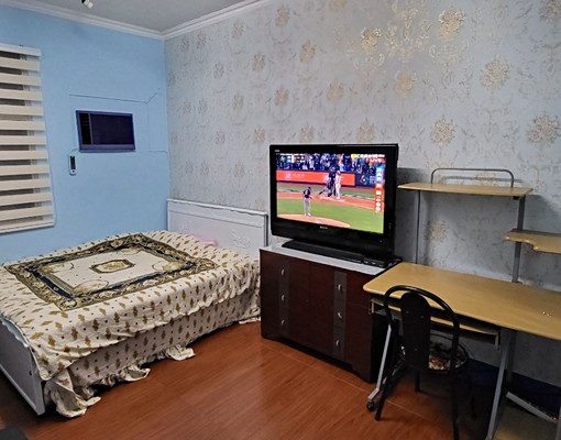 限女性有租屋輔助.大廚房可開伙.機車可停室內.房間有窗戶沙發 - Image 1