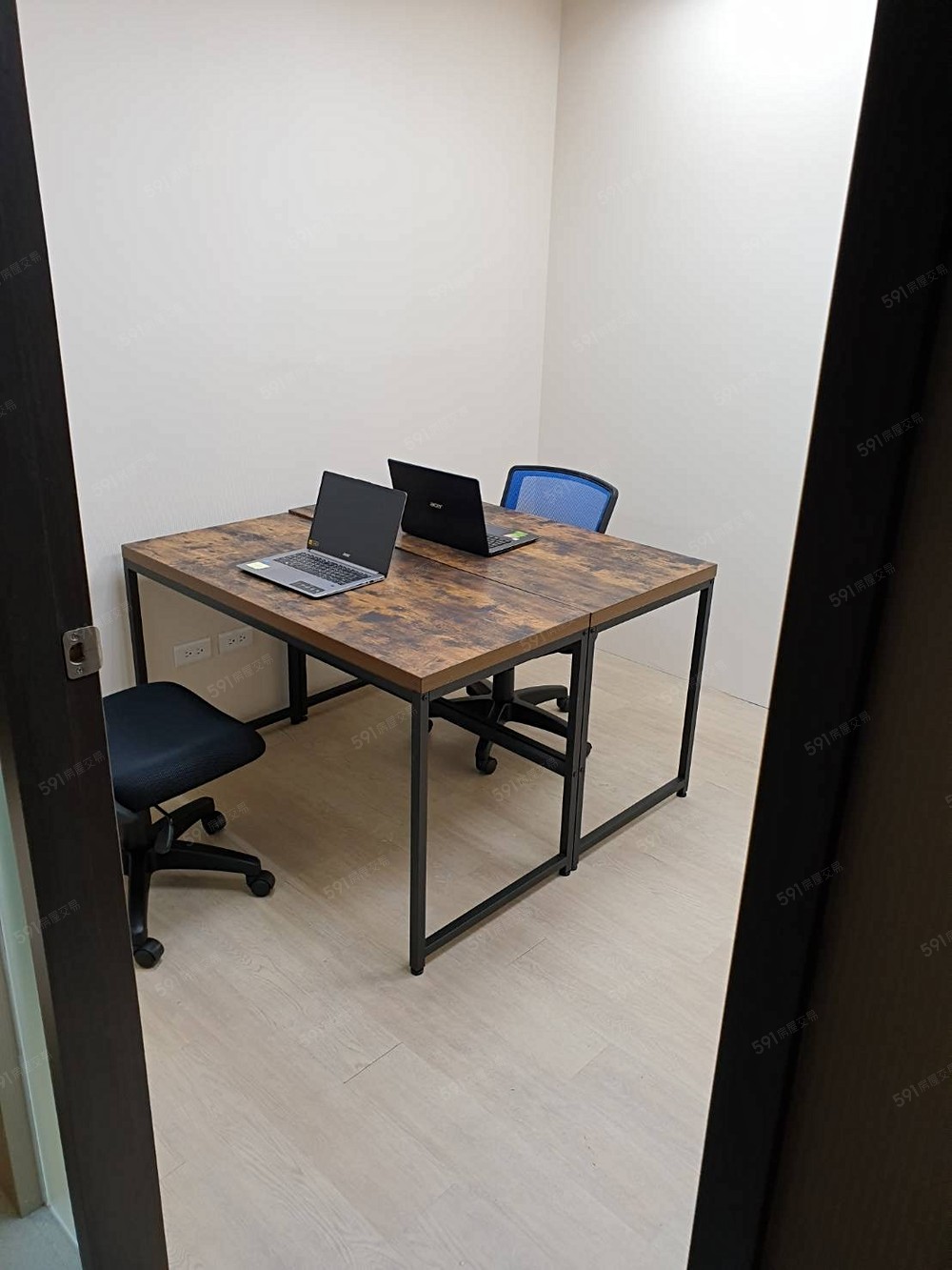 兩人無窗辦公室