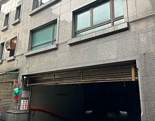 市中心平面大車位，兩張門禁卡 - Image 1