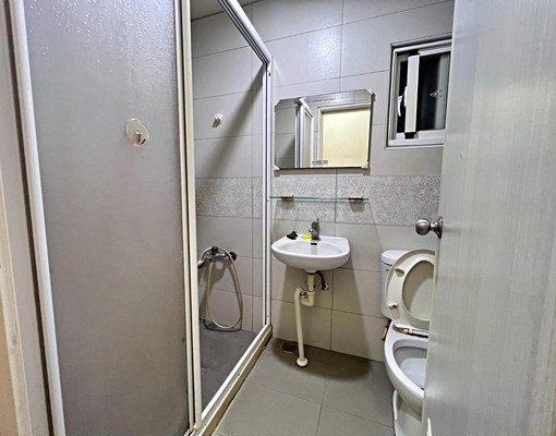 近大立百貨公司*邊間三面採光*出租美套房 - Image 4