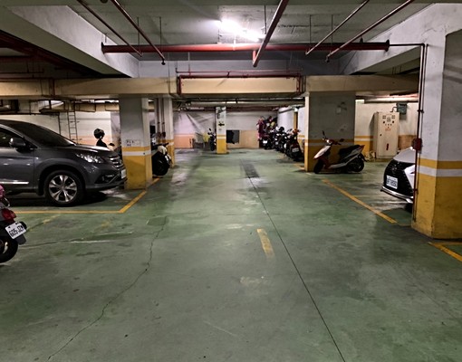 坡道平面地下室，休旅大車位非常好停 - Image 2