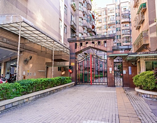 坡道平面地下室，休旅大車位非常好停 - Image 1