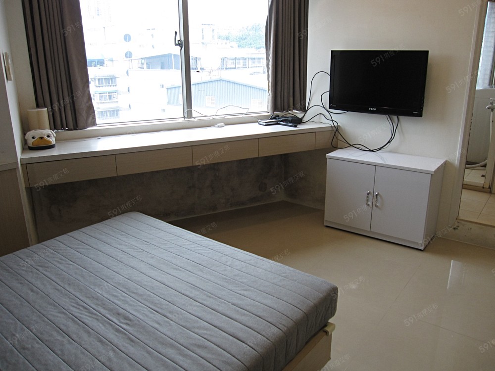 雙人床墊,雙書桌,液晶電視,鞋櫃