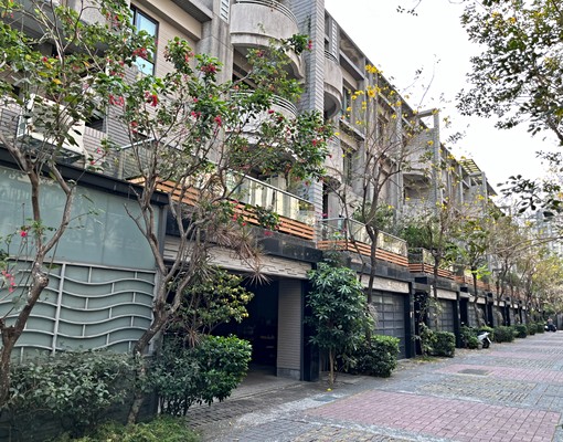 華鳳特區雅房出租(近正修,長庚,澄清湖,寧靜、舒適、安全) - Image 1