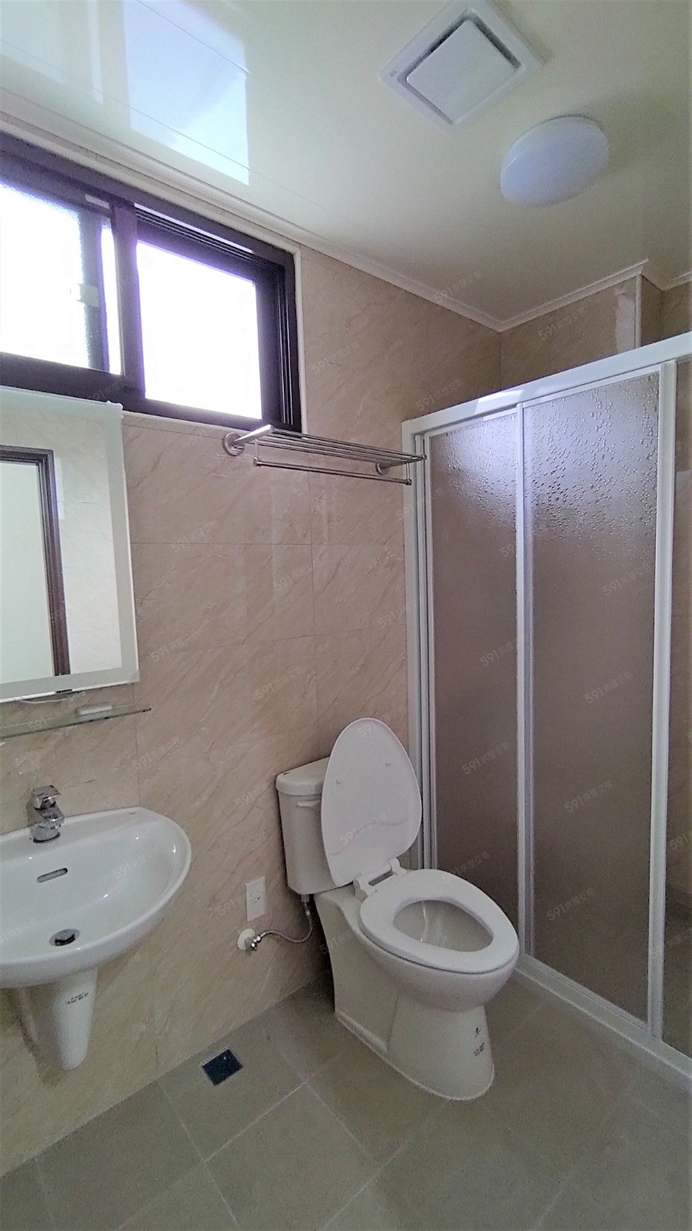 乾濕分離衛浴，設置對外窗