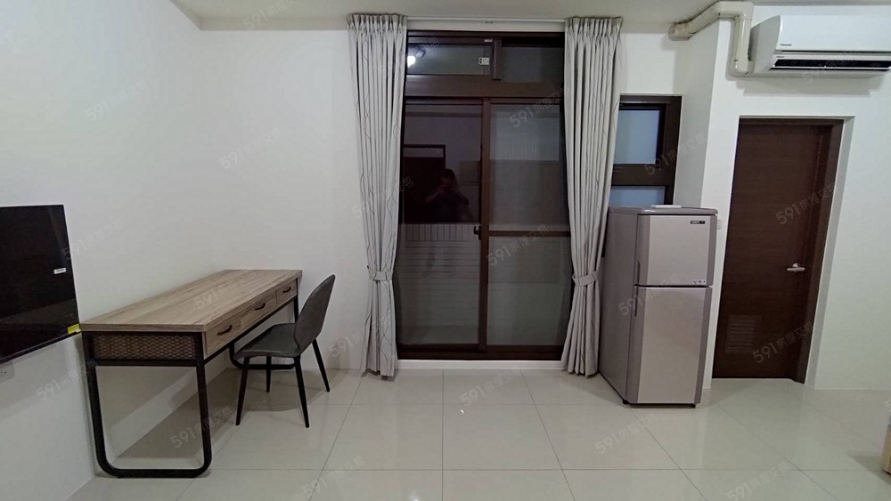 開門正對落地窗與陽台