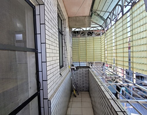 邊間雅房有陽台(水電瓦斯網路攏包) - Image 3