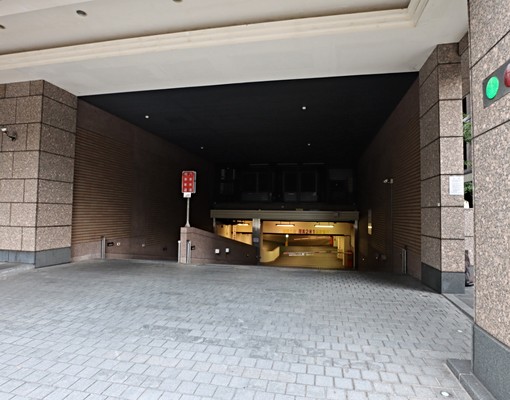 強尼大叔專任🏡藝術館坡道平面車位 - Image 2