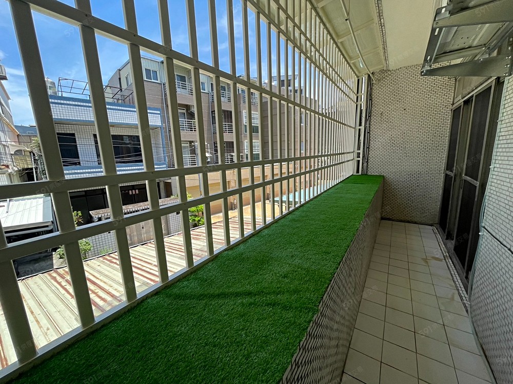 寬敞大陽台,防盜附逃生窗,安全又陽光揮灑。