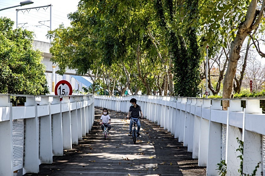 基地對面就有新闢的自行車道。