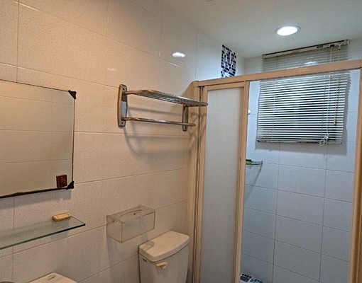 整修套房,近鄰成大、南紡與影城。 - Image 4