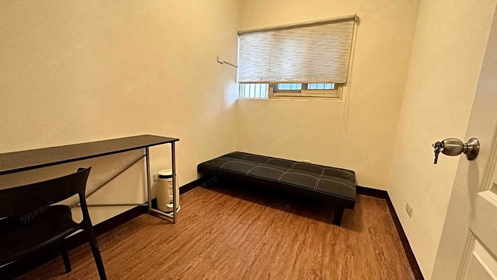 客臥．附工作桌與大沙發床