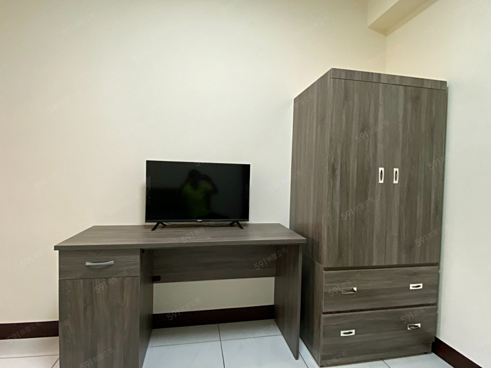 超大書桌、網路電視、大衣櫃