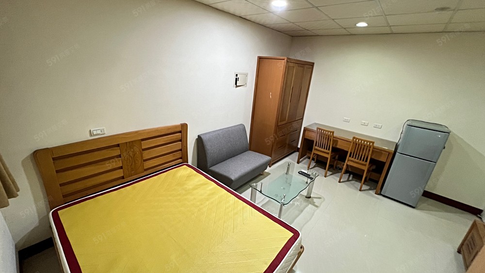 雙人臥榻區,充電休息超舒適