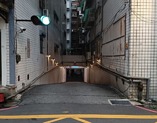 鄰近昌隆國小的社區地下停車場 - Image 1