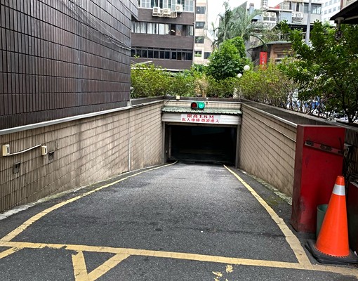 復興北路八德路口坡道平面車位 - Image 3