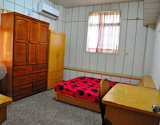 火車站旁優質雅房(包水電)限女生剩一間日立變頻分離式冷氣 - Image 8