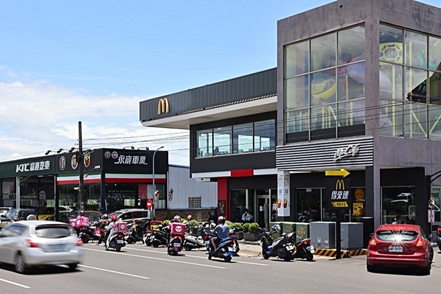 離基地不遠處,就有麥當勞