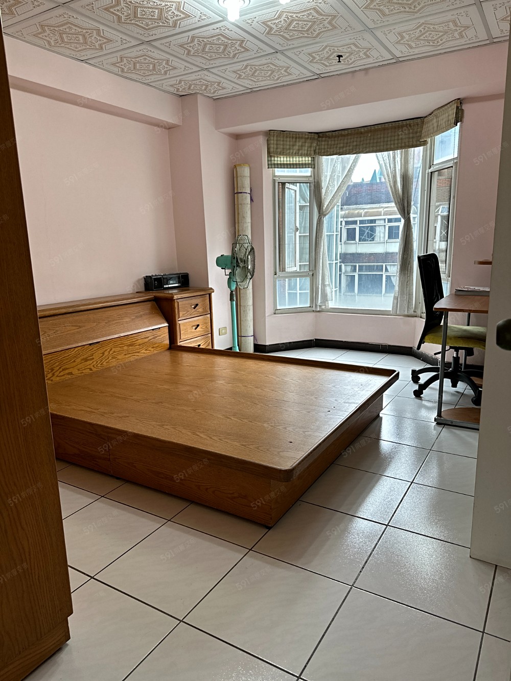 15樓女兒房,窗口可見中庭游泳池,有書桌、衣櫥、床組