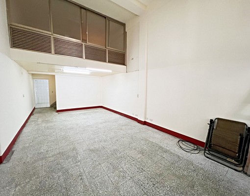 東山軍功商圈🌈臨路前院停車美透天 - Image 1