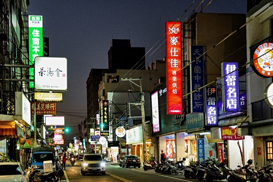 連外道路完善,基地距鬧區並不遠