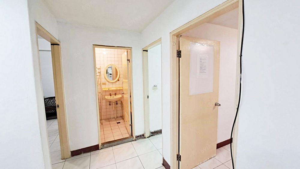 三間臥房入口處及公用衛浴。