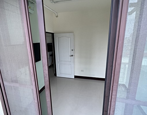 四樓獨層套房有露臺通風採光兩空間隨心應用 - Image 10