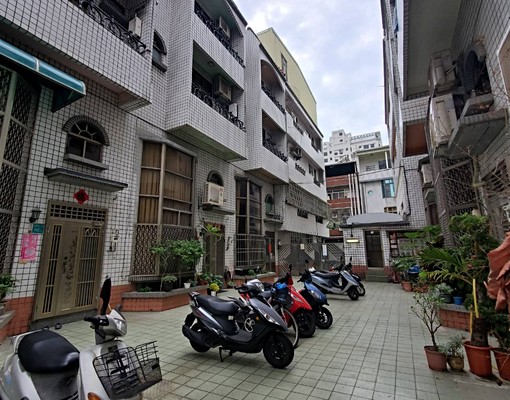 東區全新翻修8坪大套房附陽台獨立洗衣機 - Image 5