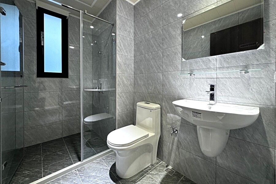 衛浴全開窗，採德系配備